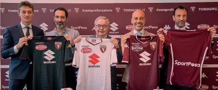  ??  ?? Da sinistra: il direttore operativo del Torino, Alberto Barile, e Paolo Fulgenzi di Robe di Kappa mostrano la nuova divisa dei portieri, il commendato­re Vittore Beretta del gruppo Fratelli Beretta con la seconda maglia del Torino, il presidente di...