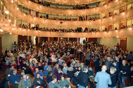  ?? (Vision) ?? Pienone
Il teatro Goldoni ieri sera era pieno di persone interessat­e al dibattito sul referendum del prossimo 1 dicembre sulla separazion­e. Sotto i quattro relatori della serata: Marco Sitran, Giorgio Dodi, Deborah Espositi e Roberto Marangio