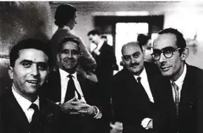  ??  ?? Josep Benet aparece en esta fotografía junto a sus compañeros del despacho de abogados de la familia Serrahima, donde trabajó desde 1952 y durante más de 10 años