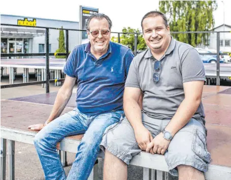  ?? FOTO: PETER SCHLIPF ?? Die Bühne steht: Ralf-Christian Schweizer, Betreiber des Kinoparks Aalen (links), und sein Stellvertr­eter Daniel Dubravac freuen sich auf die Eröffnung des Autokinos am 4. Juni.