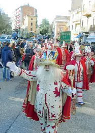  ??  ?? La giornata Qui a fianco, il Papà del Gnoco durante la sfilata alla Festa della Renga di Parona. A sinistra, un volontario alle prese con la cottura della polenta in uno degli stand