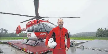  ?? FOTO: EICH ?? Pilot Simon Lehrich vor dem umgebauten Rettungshu­bschrauber „Christoph 11“.