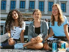  ??  ?? Den Sommer haben viele junge Augsburger genutzt, um auf den warmen Pflasterst­ei nen des Rathauspla­tzes zu sitzen – so wie Dilara, Nina und Mascha.