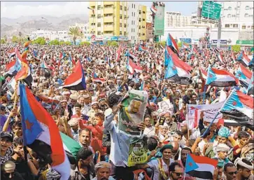  ?? Nabil Hasan AFP/Getty Images ?? DEMONSTRAT­ORS, some waving the f lag of the former South Yemen, rally in Aden. A council leading the separatist movement issued a statement affirming its goal of restoring an “autonomous state of the south.”