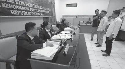  ?? PUGUH SUJIATMIKO/JAWA POS ?? SIDANG PEMILU: Petugas menyumpah saksi dalam sidang kode etik penyelengg­ara pemilu DKPP dengan teradu KPU Kota Surabaya di Bawaslu Jatim kemarin.