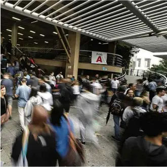  ?? Adriano Vizoni - 5.nov.2017/Folhapress ?? Movimentaç­ão de candidatos ao Enem na entrada da Uninove Barra Funda, em São Paulo