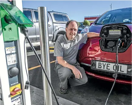  ?? PHOTO: DOUG FIELD/STUFF ?? Electric vehicle enthusiast Martin Kane is pleased to see the new charger recently installed at the Warehouse car park.