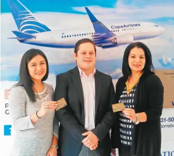  ??  ?? Nuevo producto. Representa­ntes de BAC | Credomatic y Copa Airlines presentan la nueva tarjeta de crédito Visa dorada Connectmil­es de Credomatic.