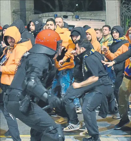  ?? FOTO: EFE ?? Incidentes La Ertzaintza se tuvo que emplear a fondo para contener a los hinchas radicales del APOEL y del Athletic