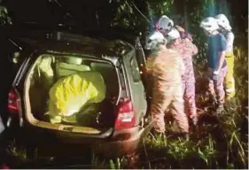  ??  ?? Anggota bomba mengeluark­an mangsa tersepit dalam nahas di Kilometer 36, Jalan Lahad Datu - Tawau, kelmarin.