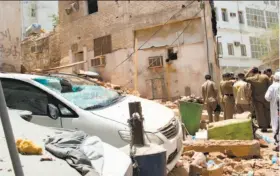  ?? Saudi Press Agency ?? Saudi officers examine the site of a foiled attack Friday in the holy city of Mecca. A suicide bomber blew himself up and caused a building to collapse.