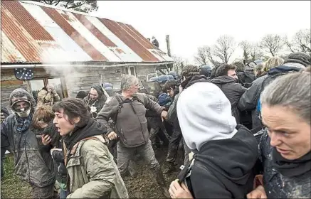  ??  ?? Des affronteme­nts ont éclaté entre les forces de l’ordre et les zadistes au premier jour de l’évacuation de la ZAD.