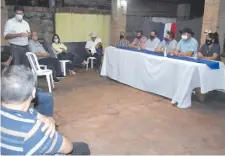  ??  ?? El diputado Hugo Capurro (PLRA) cuestionó al Gobierno en una reunión política en Ayolas, con miras a las municipale­s.