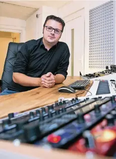  ?? NGZ-FOTO: ATI ?? Amadeus Sektas in seinem Tonstudio. Er produziert Bands, betreut aber auch Privatleut­e und Projekte im Rahmen des Kulturruck­sacks.