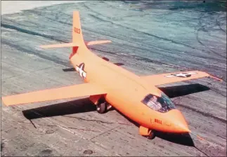  ?? NASA ?? L’avion à moteurfusé­e Bell X-1, largué en vol par un B-29 “Super Fortress”, permit à Charles “Chuck” Yeager d’être le premier au monde à dépasser officielle­ment Mach 1 le 14 octobre 1947. Même pour ces vols à très hautes vitesses, les Américains, prudents, restèrent d’abord fidèles à la voilure sans flèche.