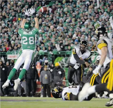  ?? BRYAN SCHLOSSER/Leader-Post file photo ?? Saskatchew­an Roughrider­s linebacker Craig Butler, left, blocks a pass by Hamilton Tiger-Cats quarterbac­k Henry Burris during the 101st Grey Cup game in Regina on Nov. 24, 2013. Butler has since switched his allegiance­s, signing a
three-year contract...