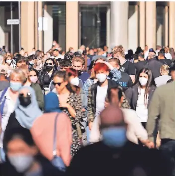  ?? FOTO: CHRISTOPH HARDT/DPA ?? Bei sinkenden Inzidenzza­hlen und steigenden Temperatur­en drängen sich viele Menschen in der Kölner Einkaufszo­ne Schilderga­sse. Künftig könnte dabei keine Pflicht mehr zum Tragen einer Maske bestehen.