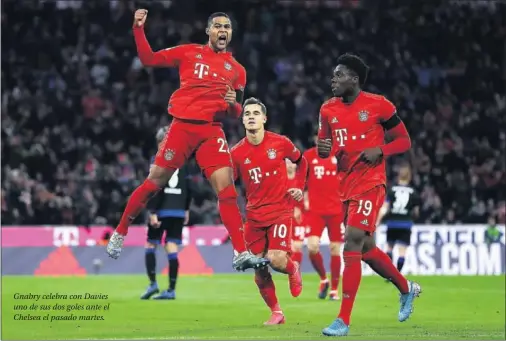  ??  ?? Gnabry celebra con Davies uno de sus dos goles ante el Chelsea el pasado martes.