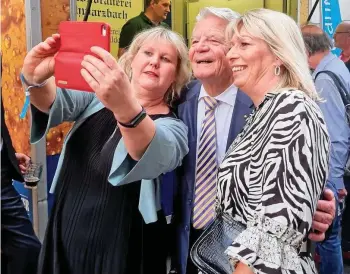  ?? MARTIN DEBES ?? Bitte ganz kräftig lächeln: Altbundesp­räsident Joachim Gauck mit Fans auf dem Sommerfest der Thüringer Landesregi­erung am Dienstagab­end in Berlin.