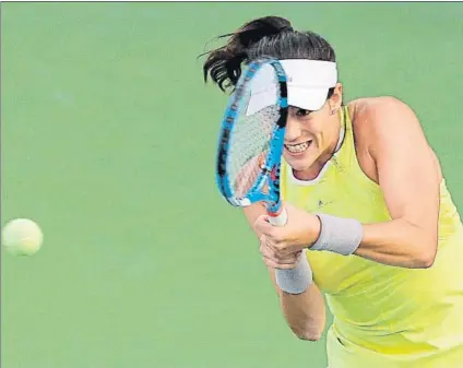  ?? FOTO: EFE ?? Garbiñe Muguruza acarició la final de Dubai, pero sucumbió ante Daria Kasatkina, que sigue remontando pelotas de ‘match’