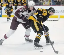  ?? CATHIE COWARD THE HAMILTON SPECTATOR ?? Peterborou­gh’s Gavin White tries to push the Bulldogs’ Lawson Sherk off the puck during a breakaway in the second period.