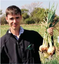  ?? FOTO: CHARL VAN ROOYEN ?? Mnr. Pieter Jordaan met ’n hand vol Hoshi-uieplante.