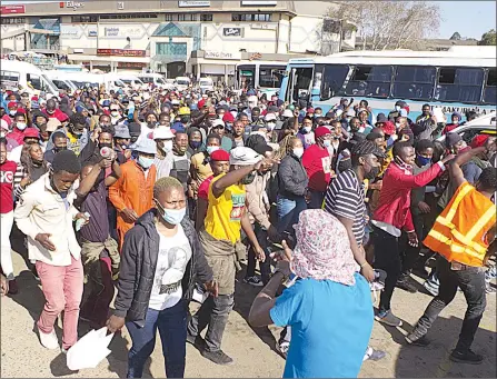  ?? ( Pics: Sithembile Hlatshwayo) ?? Some of protestors who were turned back at the High Court.