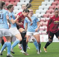  ??  ?? KNEESY DOES IT Kirsty Hanson (centre) levels for the Reds