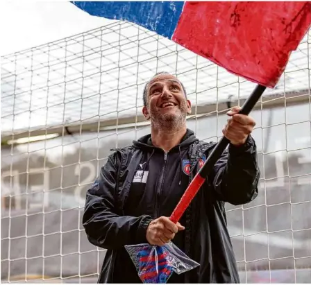  ?? Foto: Eibner/oliver Schmidt ?? Geht voran beim 1. FC Heidenheim: Frank Schmidt, hier im September 2022, als er von den Fans in der Voith-arena für 14 Jahre Trainertät­igkeit gewürdigt wurde.