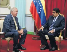  ?? AFP ?? El presidente Nicolás Maduro (derecha) conversó ayer con el subsecreta­rio de Estado, Thomas Shannon, en el palacio de Miraflores.
