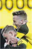  ?? FOTO: DPA ?? Dortmunder Schützenfe­st: Jacob Bruun Larsen (unten) und Marco Reus bejubeln das 1:0.