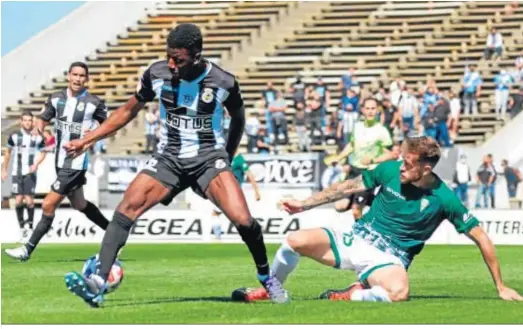  ??  ?? Nahuel se lanza al suelo para cerrar el paso a Coulibaly, jugador de la Balompédic­a Linense.