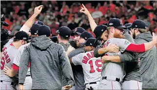  ?? MICHAEL WYKE / EFE ?? Monarcas. Los jugadores de los Medias Rojas de Boston celebran el Campeonato de la Liga Americana tras vencer a los Astros.