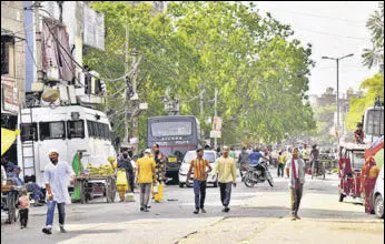  ?? SANJEEV VERMA/HT PHOTO ?? At Jahangirpu­ri on Saturday, a week after communal violence in the area.