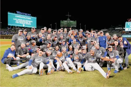  ?? GETTY IMAGES ?? La foto memorable de los Dodgers de 2017 tras ganar el banderín de la Liga Nacional el jueves de la semana pasada en Wrigley Field. Pero les falta la victoria más importante, la que verdaderam­ente sería histórica.