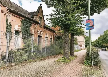  ?? FOTOS: ANTJE SEEMANN ?? Ein AfD-Plakat hängt an einer Straßenlat­erne in Duisburg-Neumühl. Früher war der Stadtteil mal eine SPD-Hochburg. Viele Anwohner sind Arbeiter, und auch der Bergbau spielt eine wichtige Rolle.