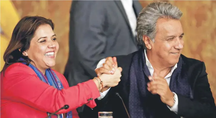  ??  ?? ► El Presidente de Ecuador, Lenín Moreno, junto a la vicepresid­enta Vicuña, celebra mientras ofrece un discurso, ayer, desde el Palacio de Carondelet.