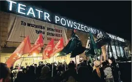  ?? BIENNALE TEATRO ?? Rodeados. Imágenes de una manifestac­ión ultranacio­nalista contra una obra en el Teatr Powszechny de Varsovia