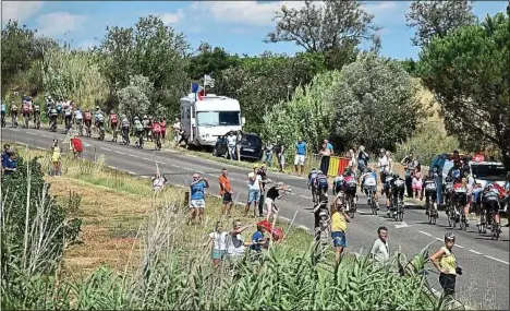  ??  ?? Du vent de côté ou de trois-quart, une accélérati­on subite et les coureurs pas très attentifs se retrouvent piégés.