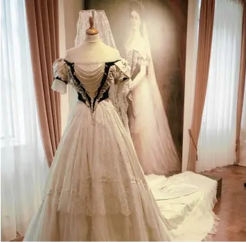  ?? Foto: Gerlinde Drexler ?? Auch das original nachgeschn­eiderte Krönungskl­eid der Kaiserin ist in der Ausstellun­g zu sehen.