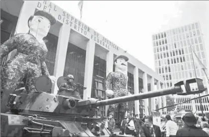  ??  ?? Durante la muestra La Gran Fuerza de Mexico, inaugurada por el general Salvador Cienfuegos y el presidente del tribunal, Álvaro Pérez, hubo módulos para mostrar a la población el trabajo de la Policía Militar, en radiocomun­icación, criaderos, medicina...