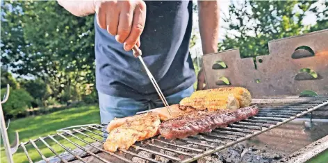  ?? FOTO: DPA ?? Dem Grill-Profi ist es überhaupt nicht wurst, wenn die Garzeit überschrit­ten wird. Außen kross ist in Ordnung, aber verkohlt – das geht gar nicht.