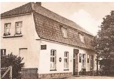  ??  ?? Ein historisch­es Bild der Gaststätte. Einst gehörte auch ein Kohlehande­l zum Betrieb. Die Bauern aus der Umgebung trafen sich hier zum Sammtisch.