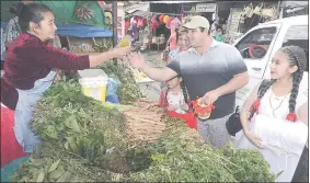  ??  ?? Doña Simeona no paró ayer con la venta. “Va a haber muchísima energía positiva en este agosto”, celebró la vendedora.