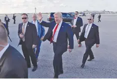  ??  ?? Vacaciona. Trump llegó ayer a Florida, tranquilo por el informe.