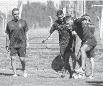  ??  ?? Claudio Ovelar, supervisan­do los trabajos en el inicio de la pretempora­da de Olimpo.