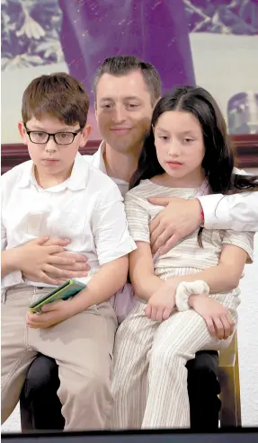  ?? ?? l Luis Donaldo Colosio Riojas abraza a sus hijos Luis Donaldo y María Emilia Colosio García.