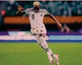  ?? ?? Stella d’Africa Victor Osimhen, 25 anni, in azione con la maglia della Nigeria. Con la sua nazionale l’attaccante del Napoli ha segnato 21 gol in 30 presenze