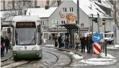  ?? Fotos: Anne Wall, Michael Hörmann ?? Die Straßenbah­n kommt: Auch bei winterlich­en Verhältnis­sen – wie hier in Lechhau sen – wird der Fahrplan großteils eingehalte­n.