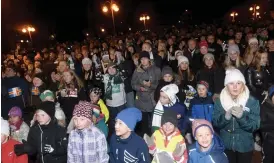  ?? FOTO: LEHTIKUVA HEIKKI SAUKKOMAA ?? GULDET VäRMER. IFK-anhängarna samlades i kylan för att fira sitt lag.